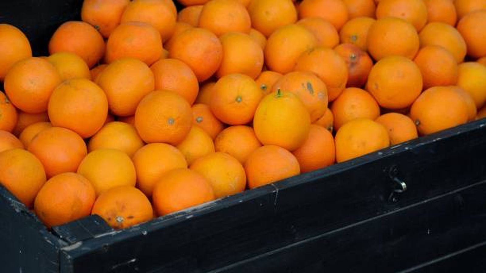 Un caixó de taronges en una imatge d'arxiu