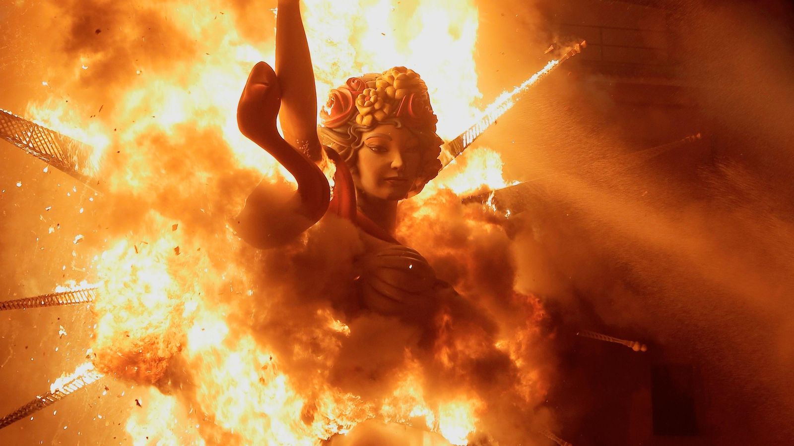 Imatge d'arxiu de la foguera de la Plaça de l'Ajuntament d'Alacant cremant-se