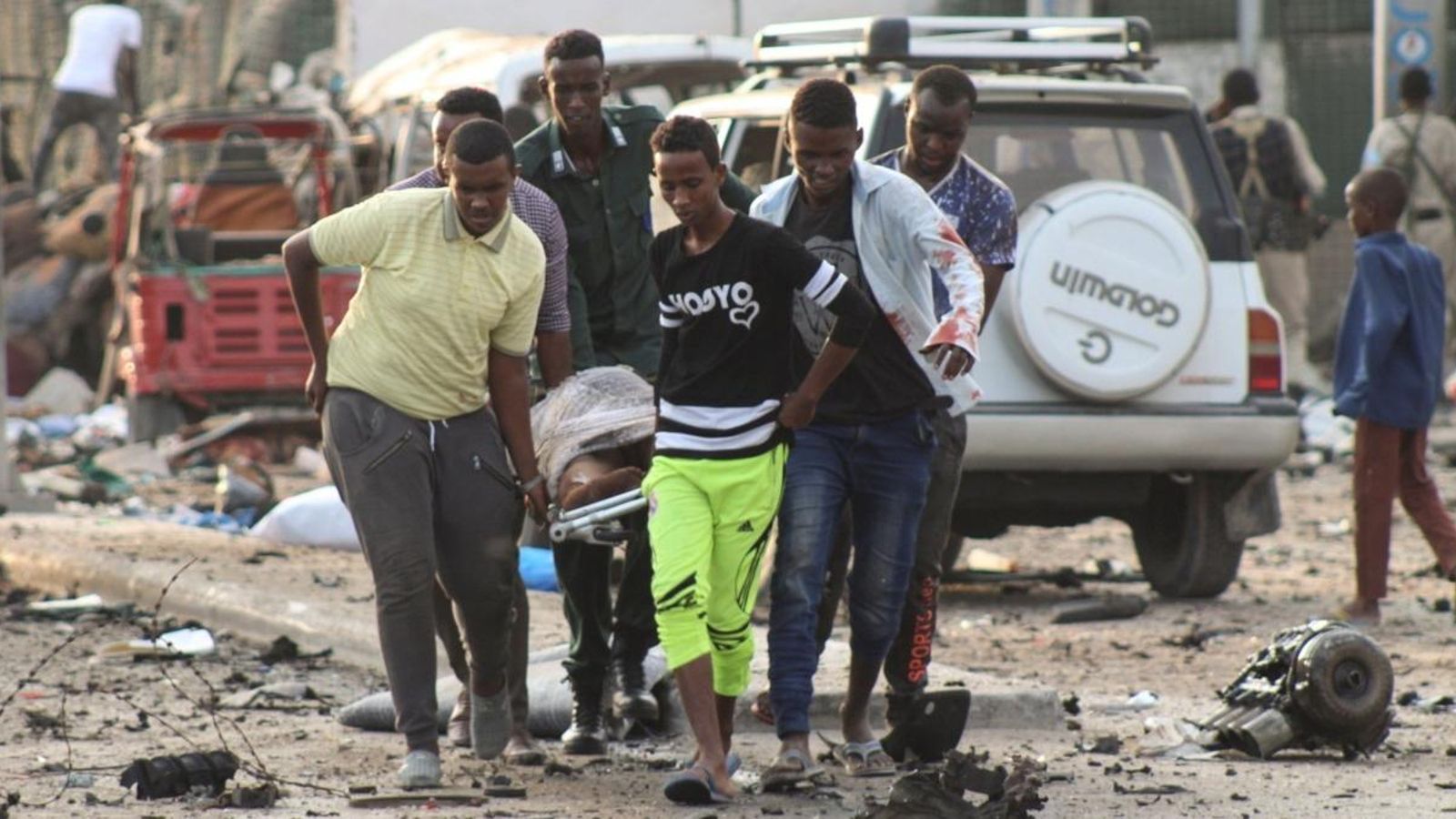 Un grup d’homes porta a una de les víctimes de l’atemptat bomba a Mogadiscio (Somàlia)