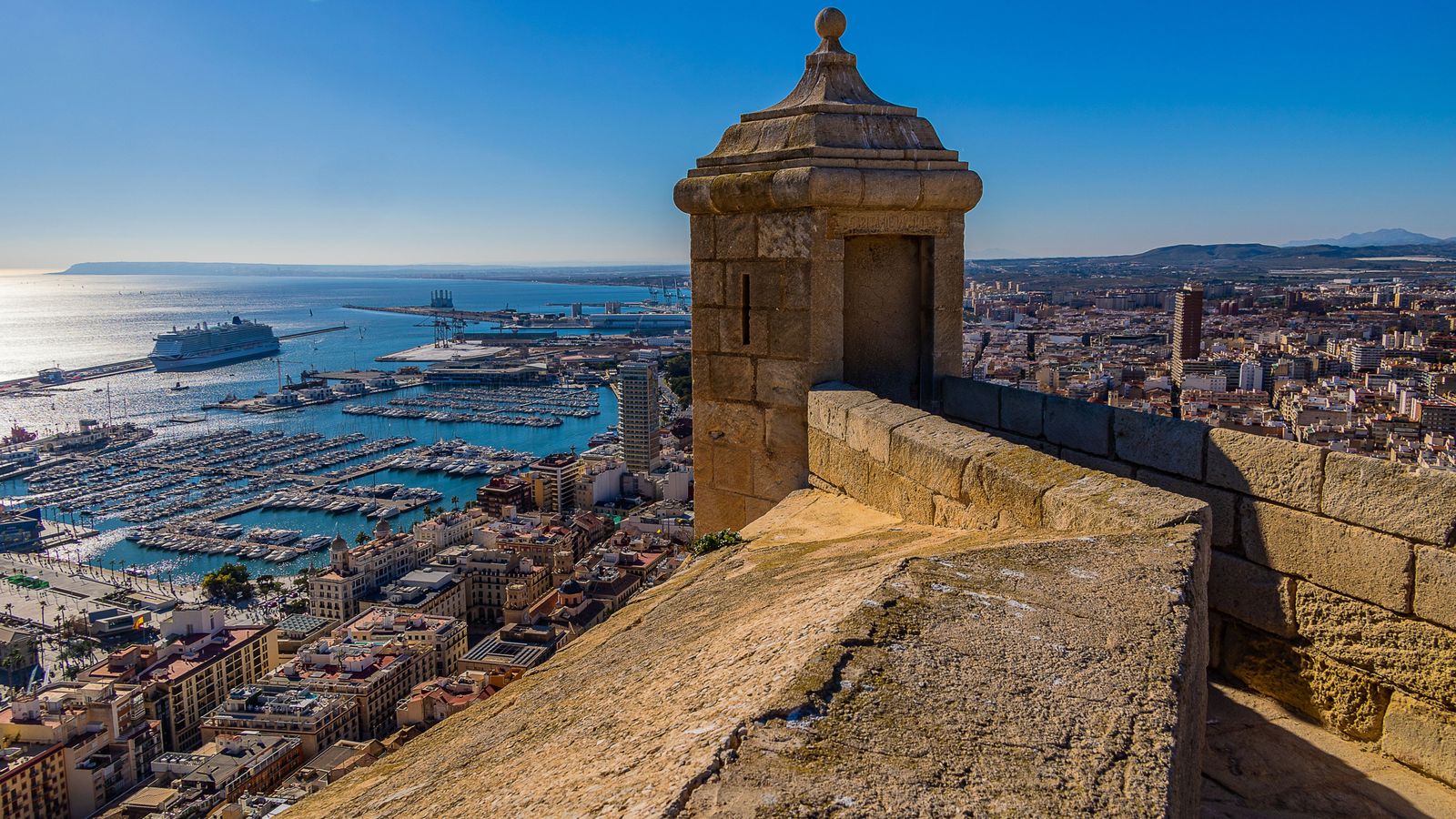 A Alacant, en la imatge, se superaran este dimarts els 21 graus