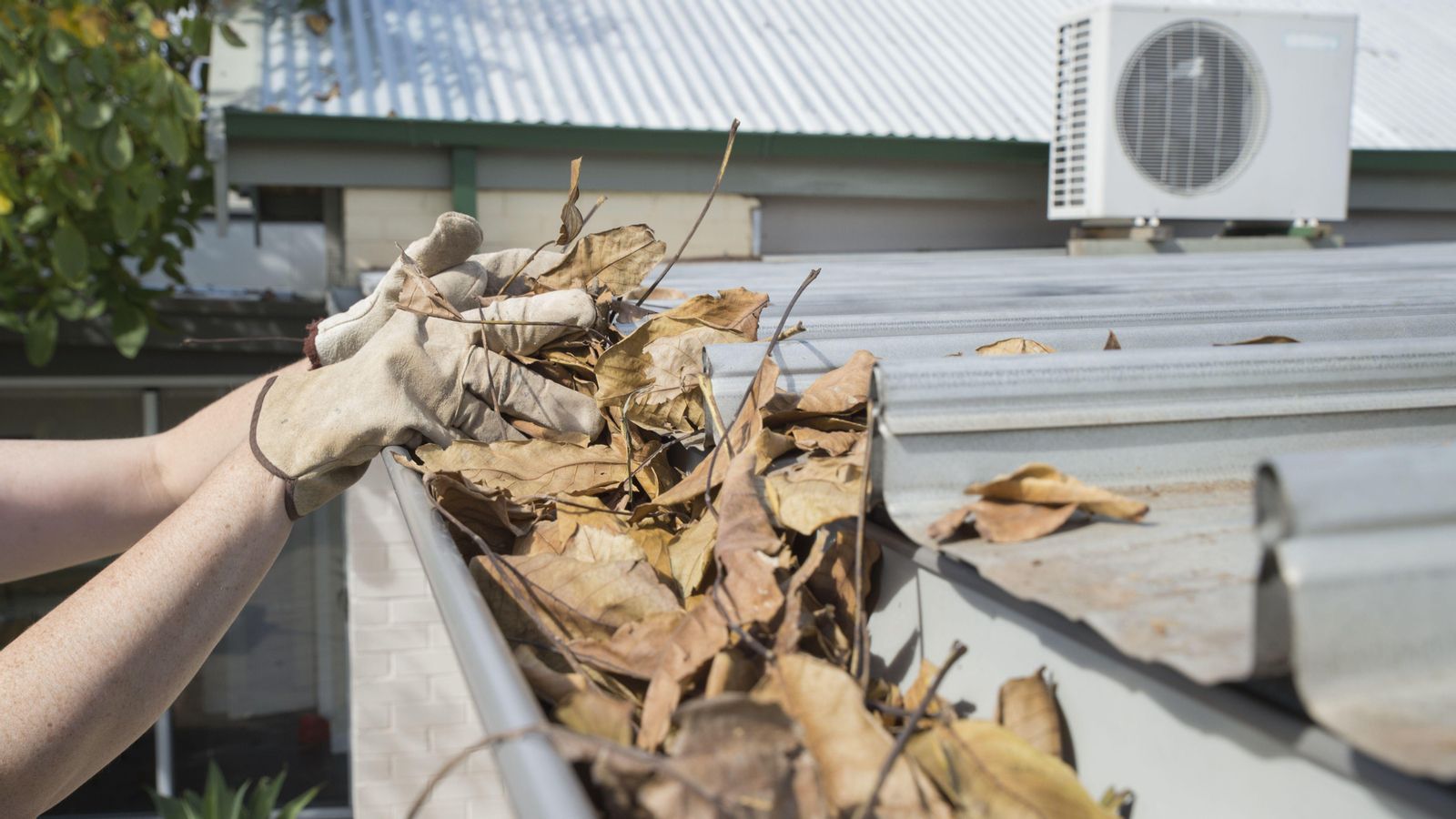 Recomanen la neteja d'embornals i cobertes abans de les fortes pluges