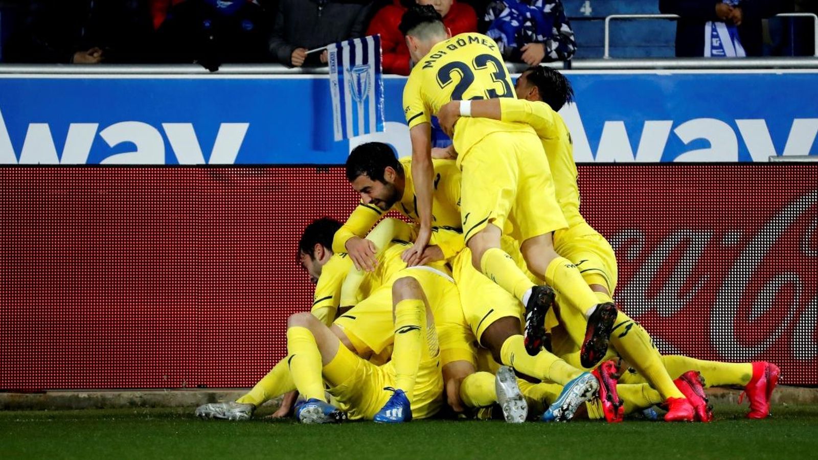 El Villarreal celebra la victòria a Mendizorroza