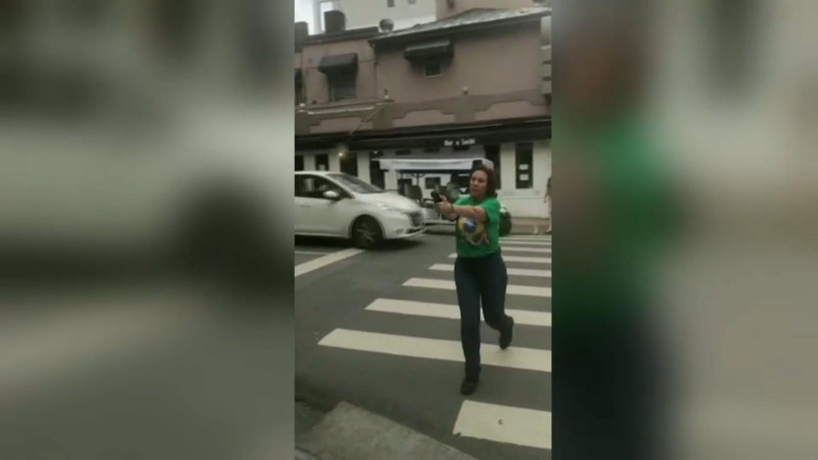 Una diputada bolsonarista armada persegueix a un periodista d’esquerres a Sao Paolo
