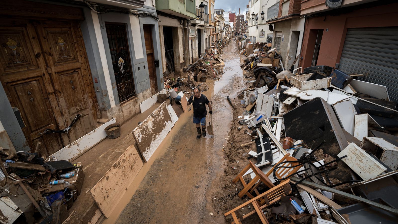 Un dels carrers de Paiporta on encara s'acumula la brutícia i els trastos que el veïnat ha tret de les vivendes