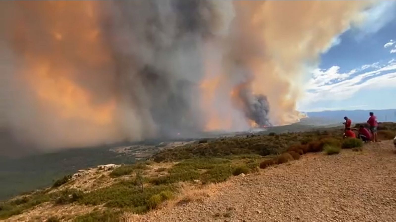 Imatges de l'avanç de l'icendi forestal de Begís, que ja ha passat la localitat de Toràs / Modrego94
