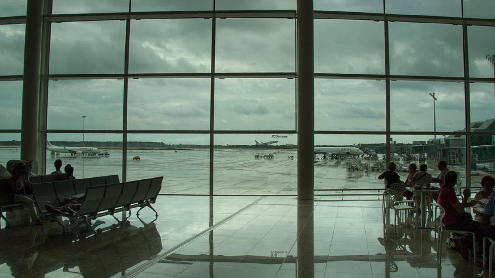 Els aiguats paralitzen l\'activitat a l\'aeroport de Barcelona i obliguen a cancel·lar més de 30 vols