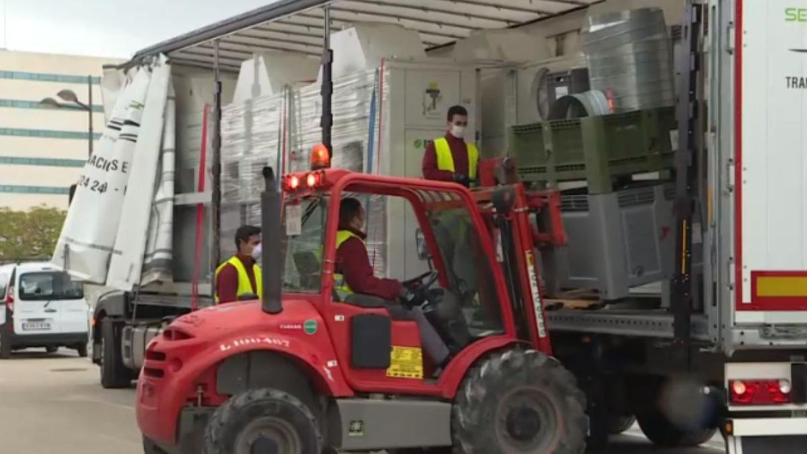 Els operaris han començat a instal·lar les màquines de climatització