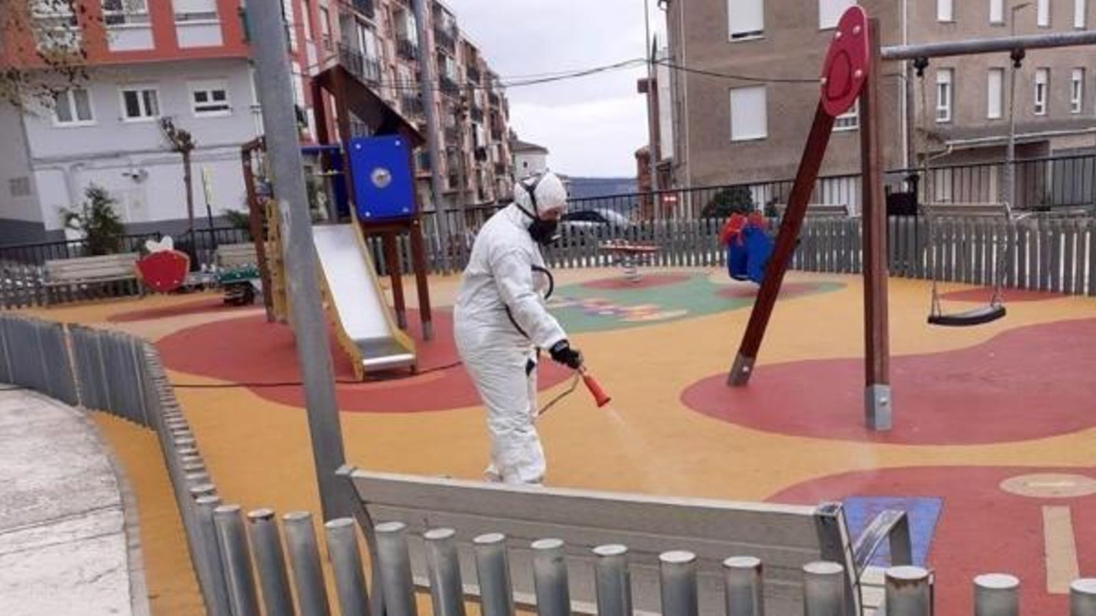 Un operari municipal desinfecta un parc infantil