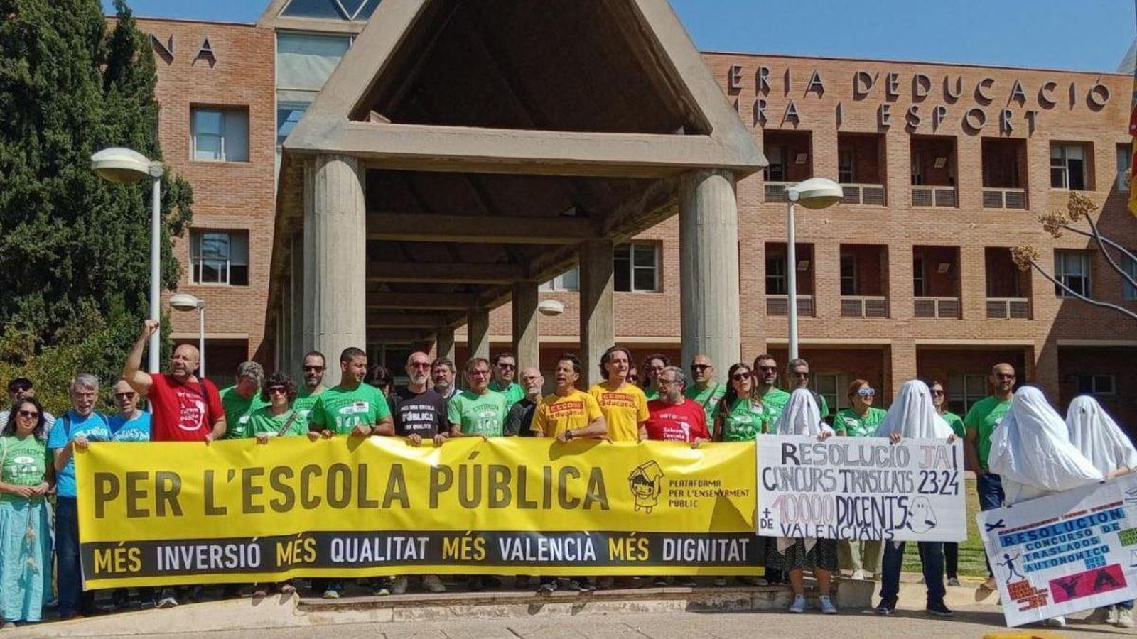 Imatge d'arxiu d'una concrentació davant de la Conselleria d'Educació
