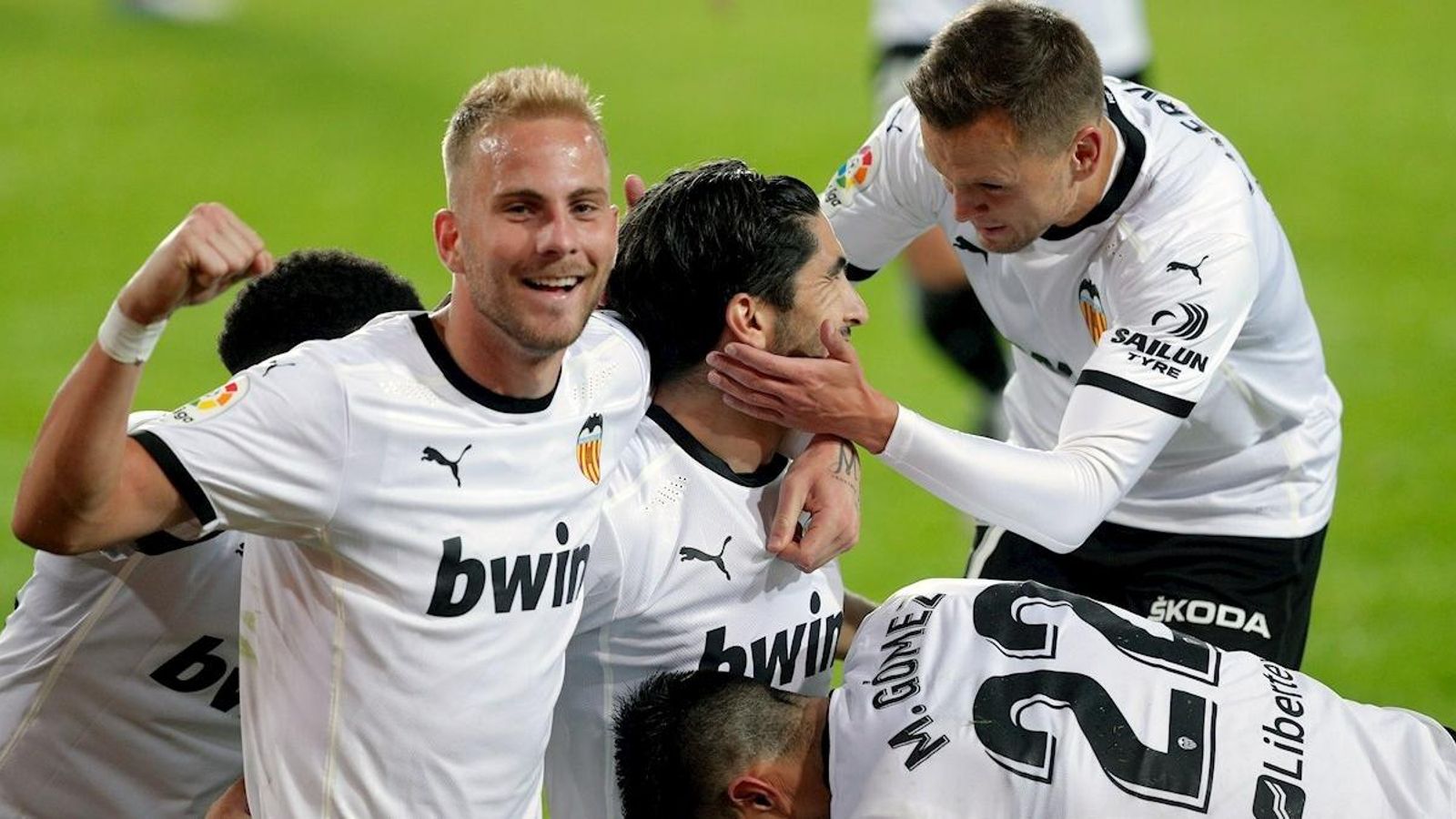 Els jugadors del València celebren un dels gols de Soler