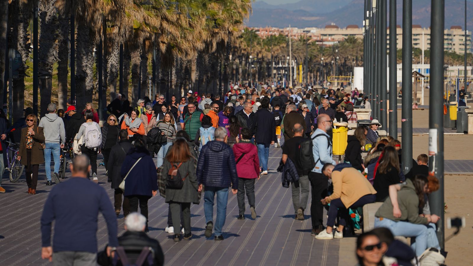 Ciutadans a la zona litoral de València, en arxiu