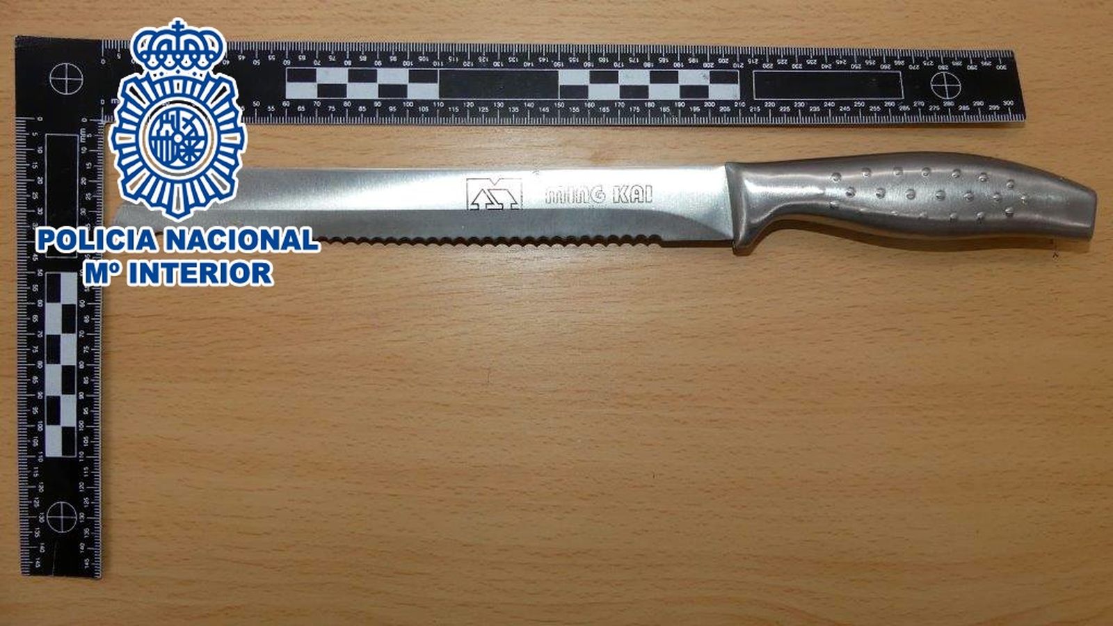 El ganivet amb què els lladres amenaçaren els estudiants