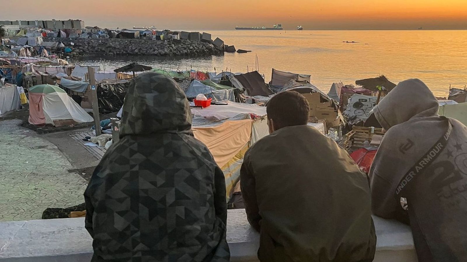 Migrants en envelats a platja Benítez, a l'espera de traslladar-se a les instal·lacions del nord