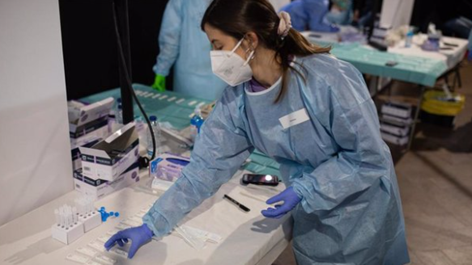 Una sanitària amb una mascareta FFP2