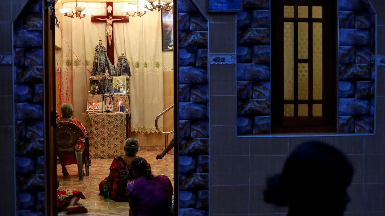 La comunitat catòlica de l'illa, que va ser el blanc principal dels terroristes, manté viu el temor d'un altre atac