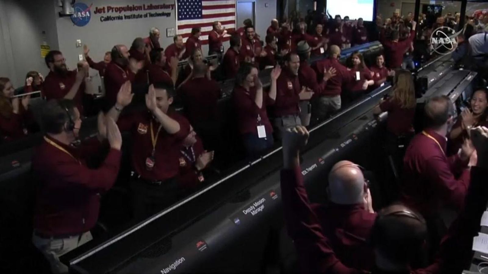 El centre de control de la Nasa celebra l'aterratge amb èxit de la missió InSight.