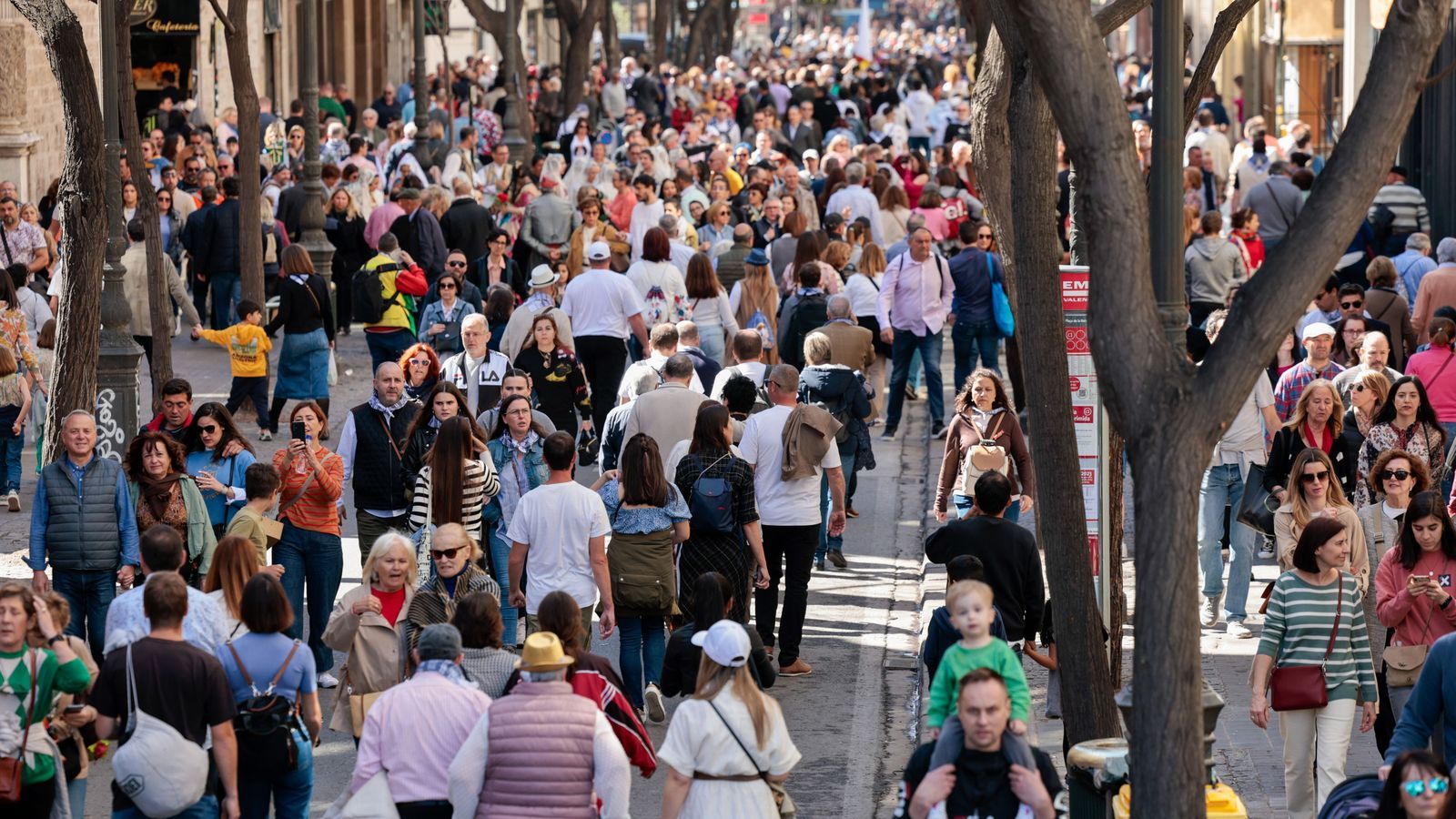 L'afluència de gent al centre de València durant les Falles de 2026.