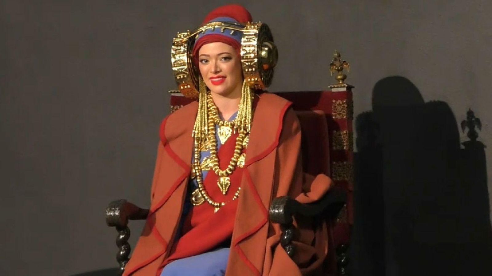 La Dama Elx que donava la benvinguda aquest divendres als visitants que aterraven a Alacant