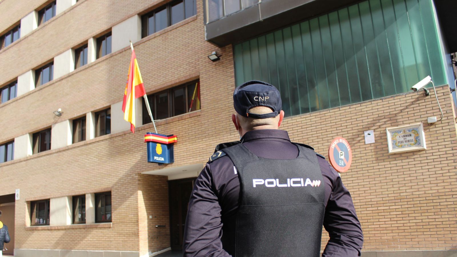 Un agent a les portes de la comissaria d'Alzira, en una imatge d'arxiu