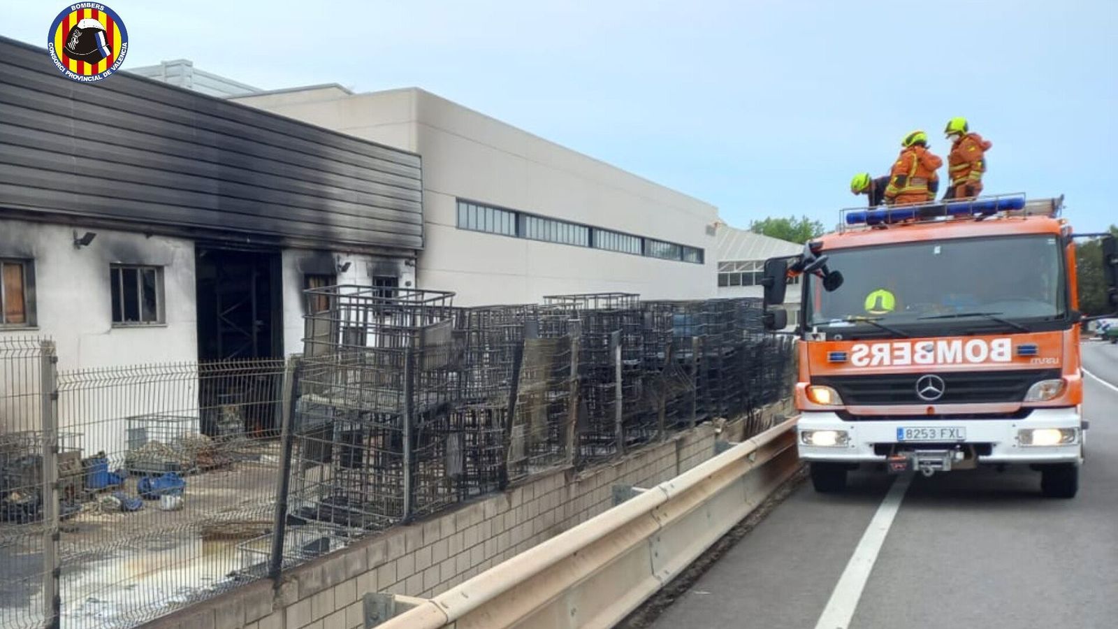 Imatge d'arxiu dels bombers treballant en l'extinció d'un incendi industrial a Potries