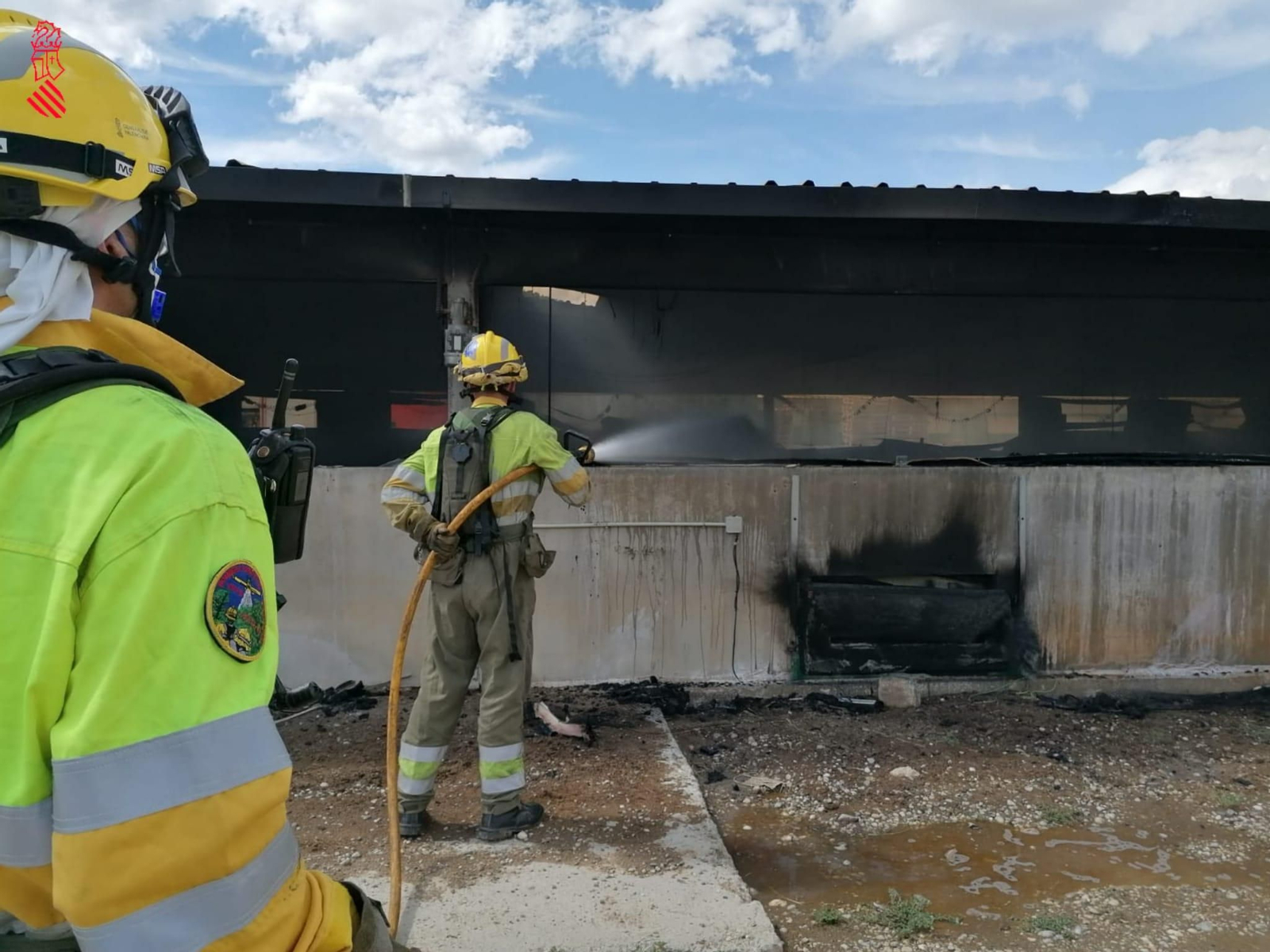 Incendi a una granja de gallines a Titaigües