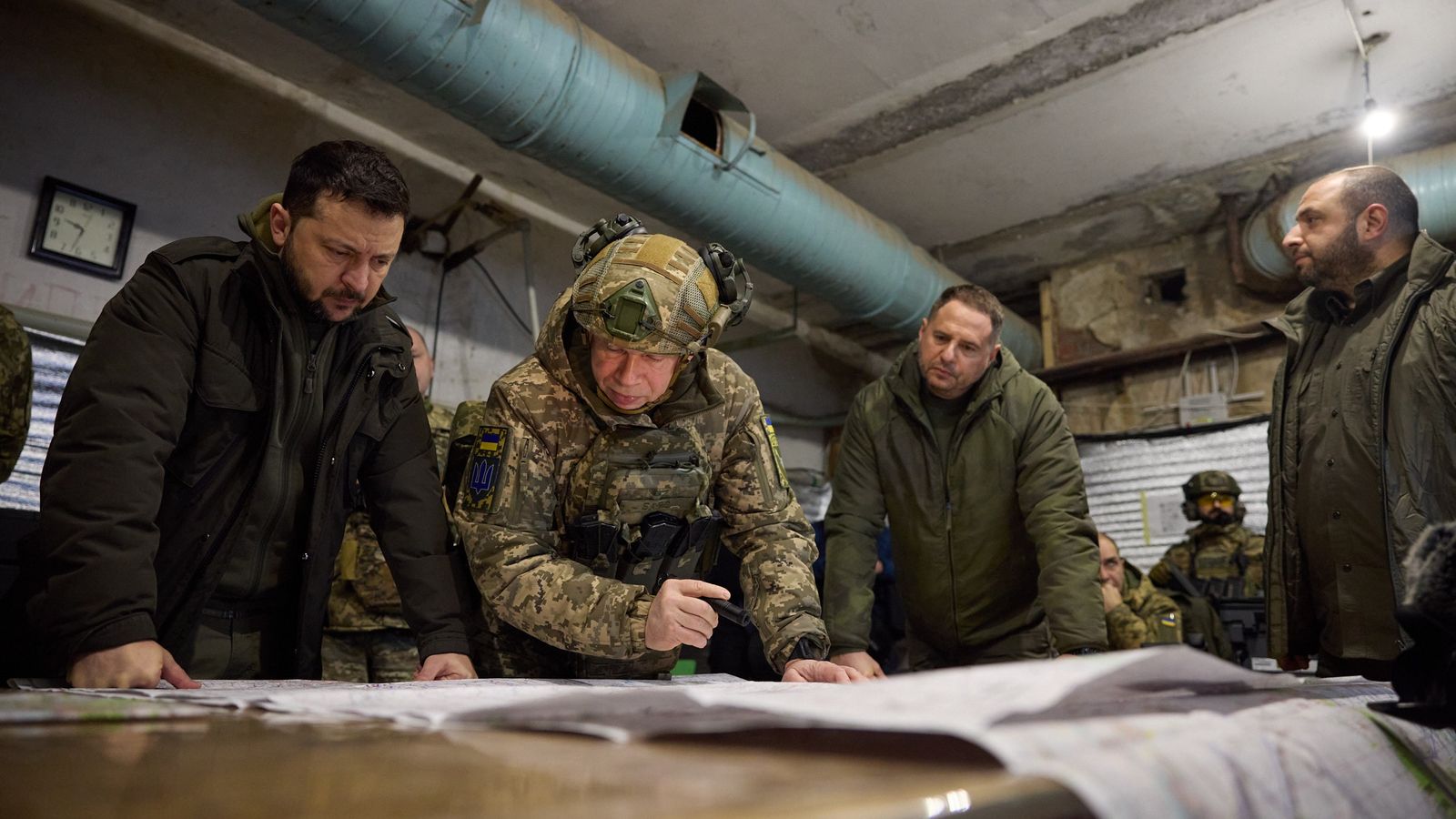 Zelenski en el lloc de comandament de primera línia dels defensors de Kupyansk, a Ucraïna