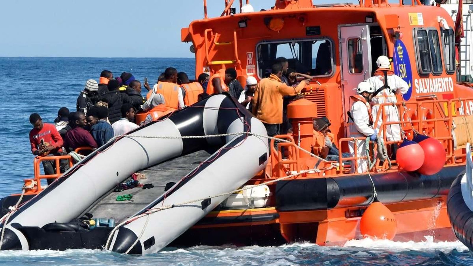 Imatges del rescat d'una pastera amb 57 immigrants al mar d'Alboran