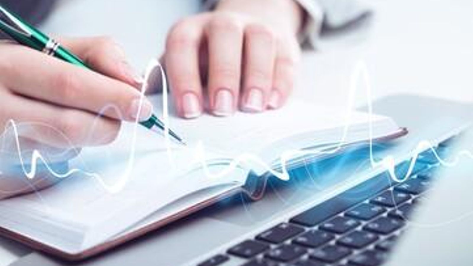 Una dona escriu davant d'un ordinador