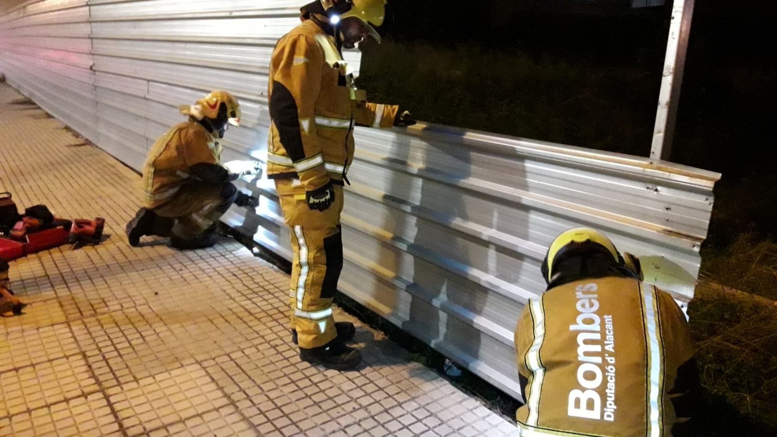 El vent provoca la caiguda de la façana d\'un bungalou a Monòver