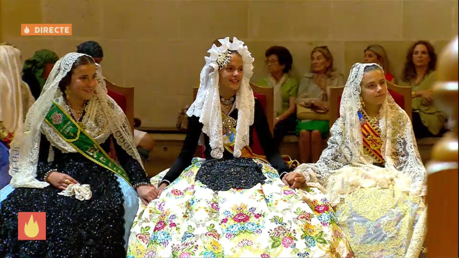 La bellesa del foc infantil d'Alacant 2024, Martina Lloret, enmig de la reina infantil de les festes de Castelló de la Plana, Vega Torrejón, i la fallera major infantil de València, Marina García.