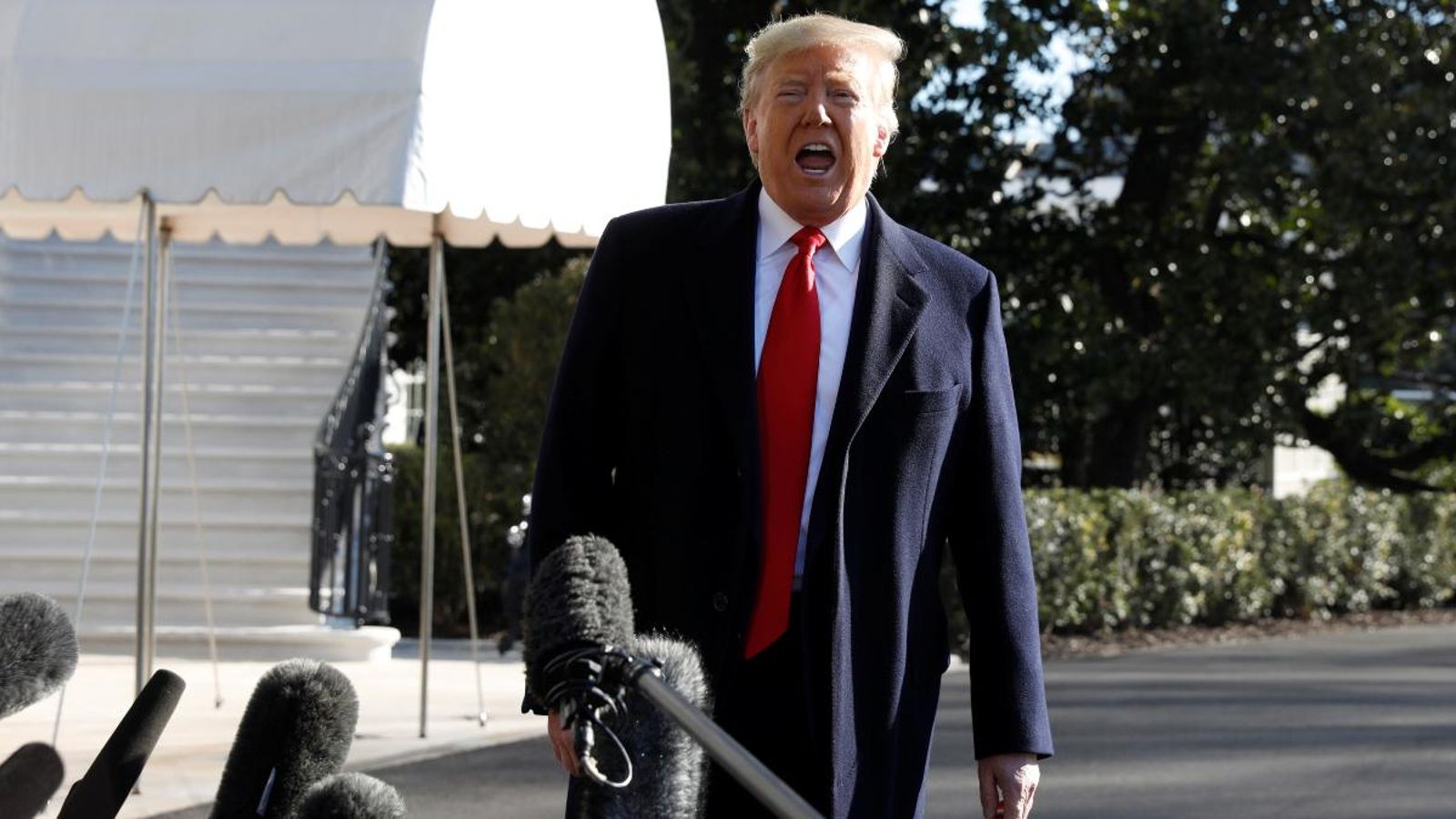 Donald Trump atén els mitjans abans d'eixir cap a l’Índia, aquest 23 de febrer