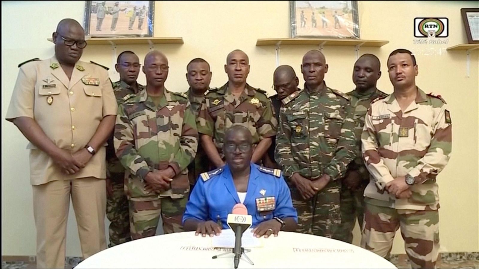 El portaveu de l'exèrcit de Níger, el coronel major Amadou Adramane, durant una aparició en la televisió nacional després del colp d'estat El portaveu de l'exércit del Níger, el coronel major Amadou Adramane, durant una aparició en la televisió nacional després del colp d'estat