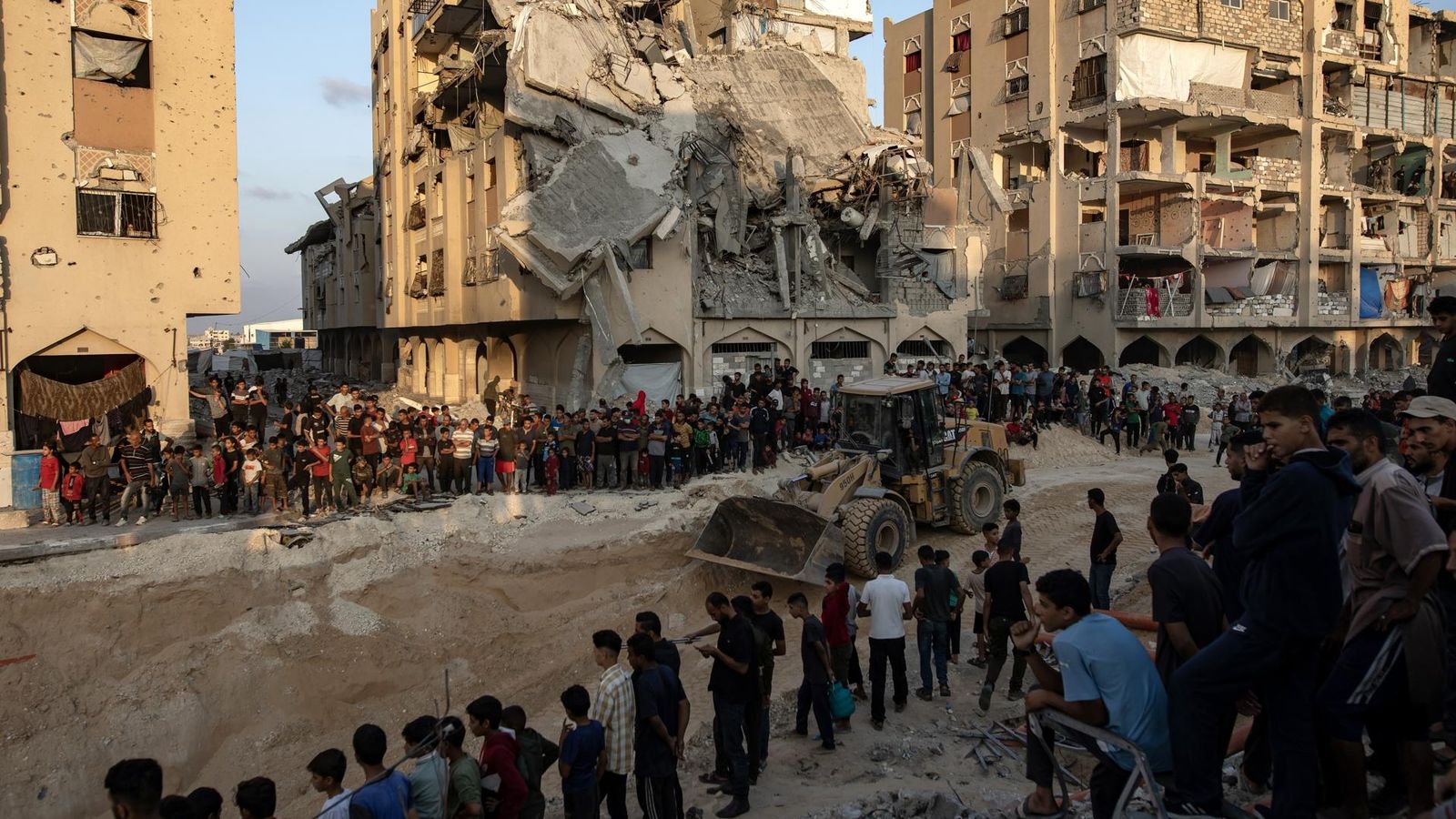 Una excavadora treballa buscant els cossos d’ostatges israelians