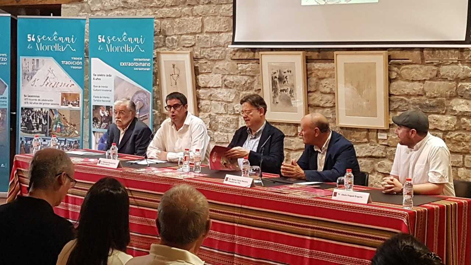 Els autors del còmic juntament amb l'alcalde de Morella i el president de la Generalitat presenten el còmic del Sexenni