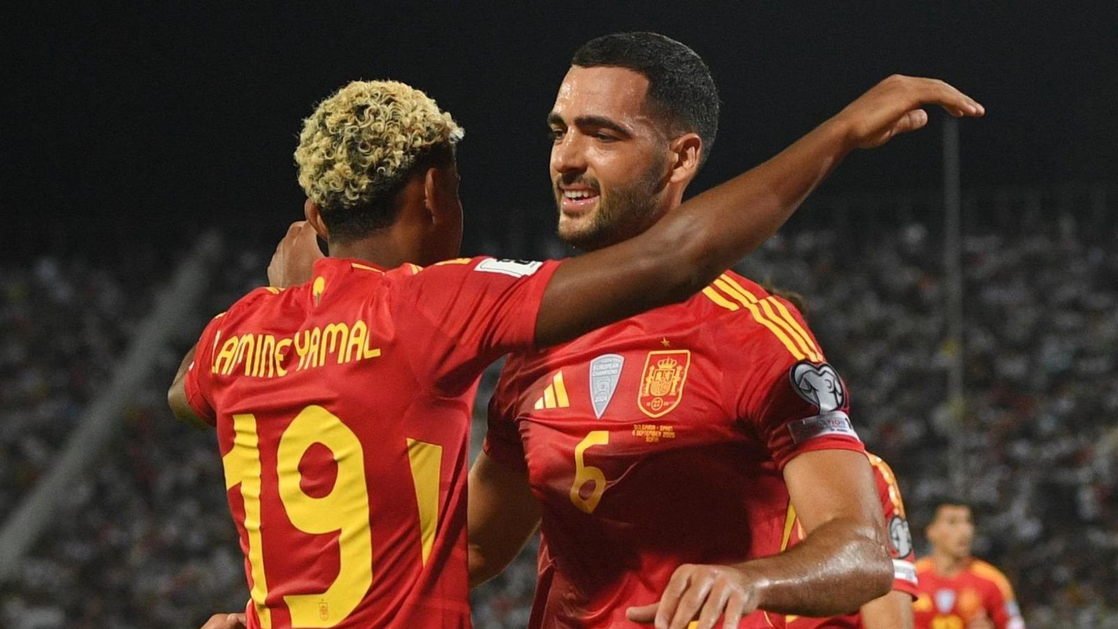 Mikel Merino i Lamine Yamal celebren un dels tres gols d'Espanya