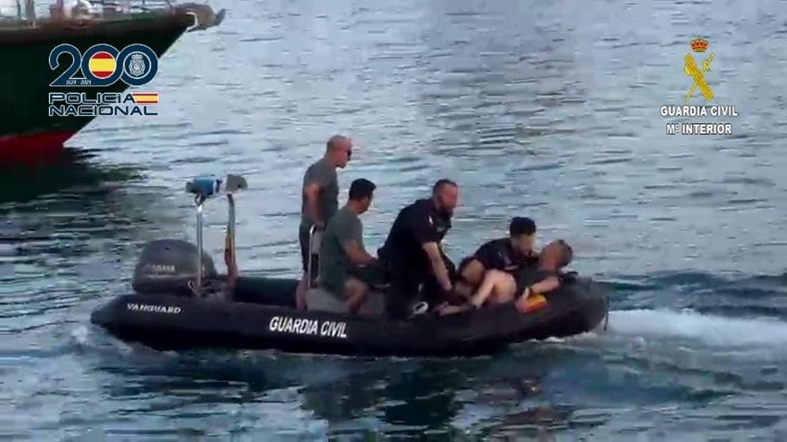 Moment en què els agents rescaten amb un barca al joven i el detenen en el port d'Alacant