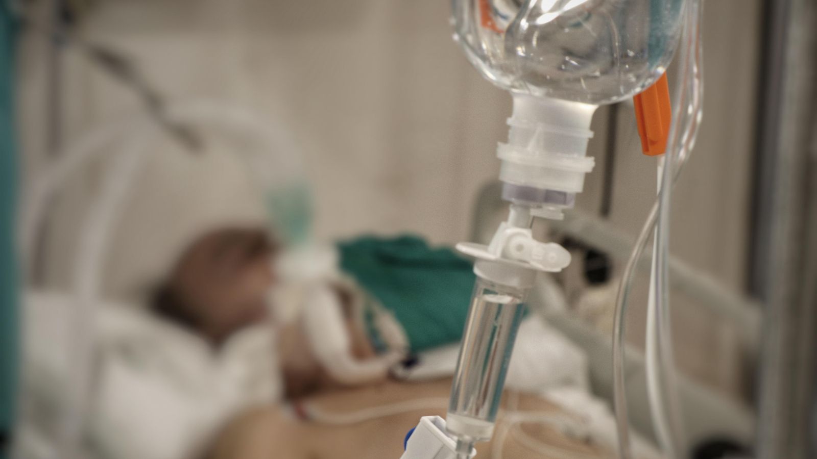 Un pacient amb covid, a l'UCI de l'Hospital Reina Sofía de Còrdova