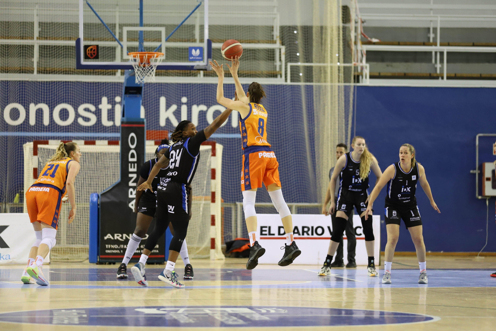 La jugadora del València Basket Rebeca Allen llança des dels sis metres en el partit contra l'Euskotrem