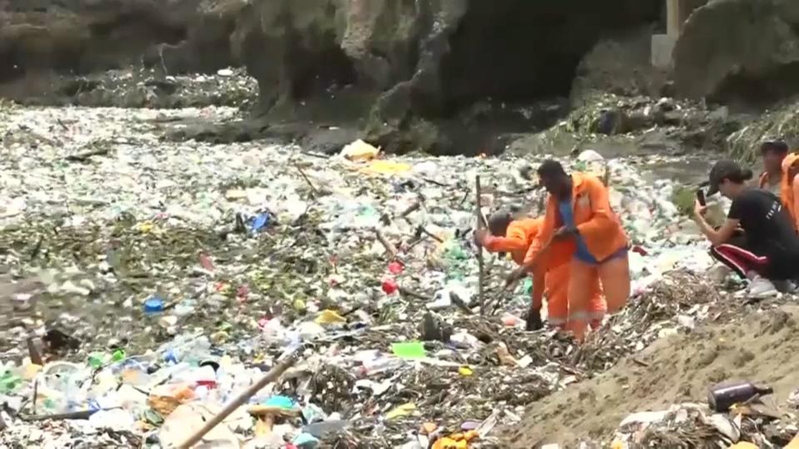 Efectius de neteja eliminen residus plàstic acumulats