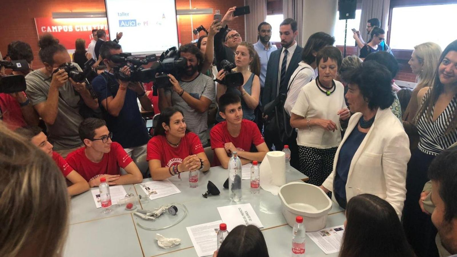 Celaá, sobre la investidura de Sánchez: \"La nostra voluntat és que siga al juliol\"