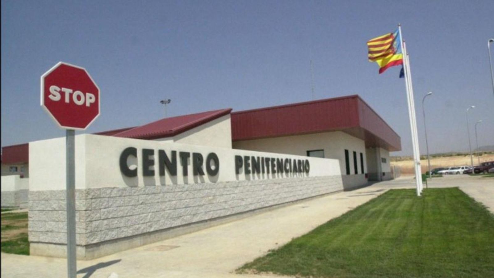 El positiu d’un monitor obliga a aïllar 400 reclusos de la presó de Villena