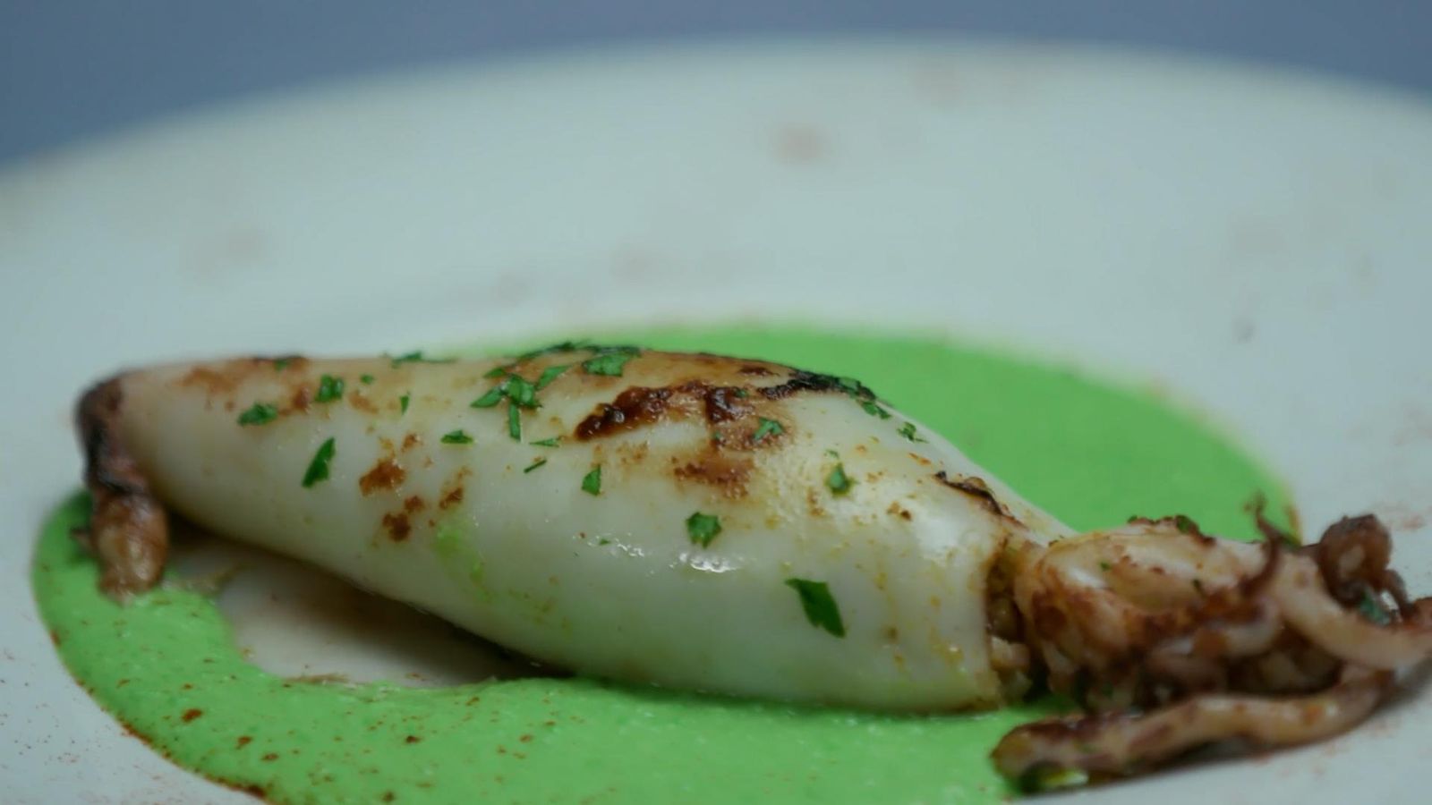 Calamarets farcits de poltrota amb crema de pésols