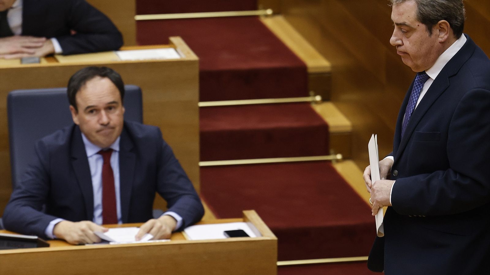 El president de la Generalitat, Juanfran Pérez Llorca (esquerra), i el síndic del grup parlamentari VOX, José María Llanos (dreta), durant una sessió de control, a Les Corts, el 18 de febrer de 2026