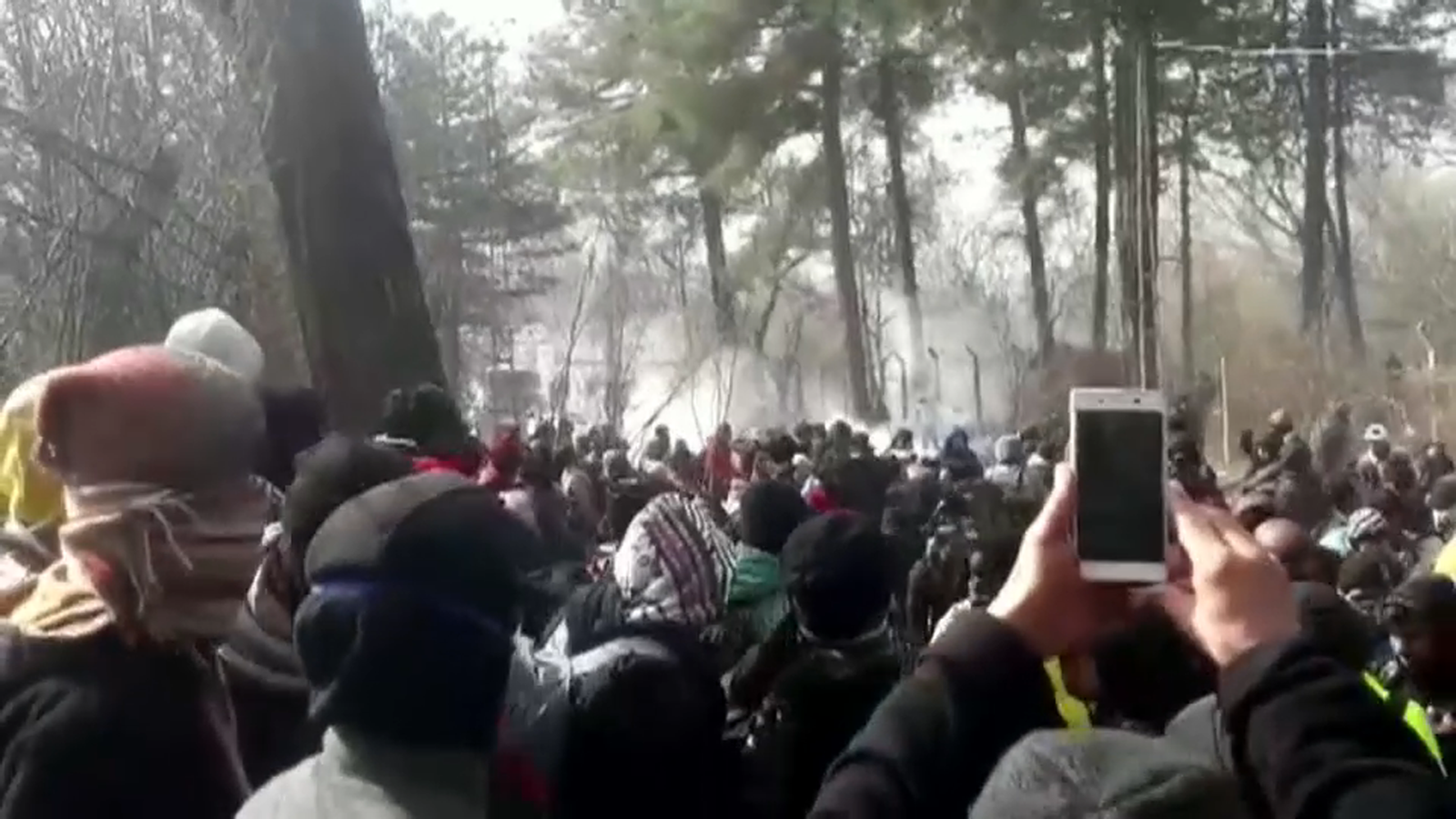 Moment en què la policia grega llança els gasos lacrimògens