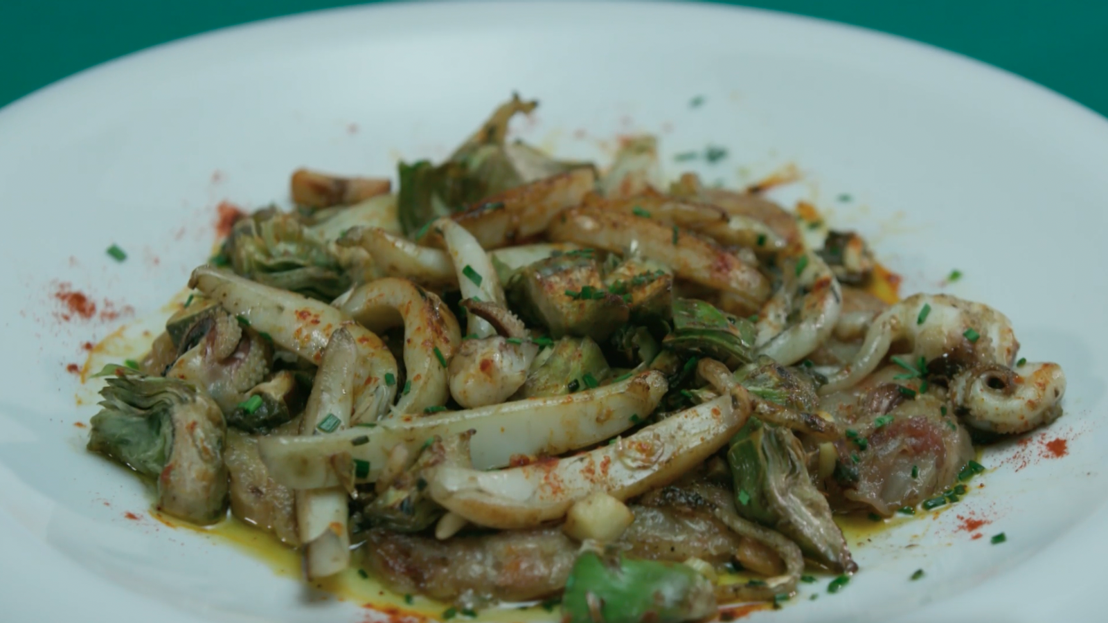 Manetes de porc amb sépia i oli de bolets