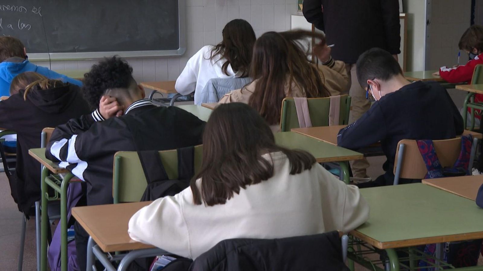 La Generalitat preveu contractacions d'urgència per a resoldre la crisi de neteja dels instituts