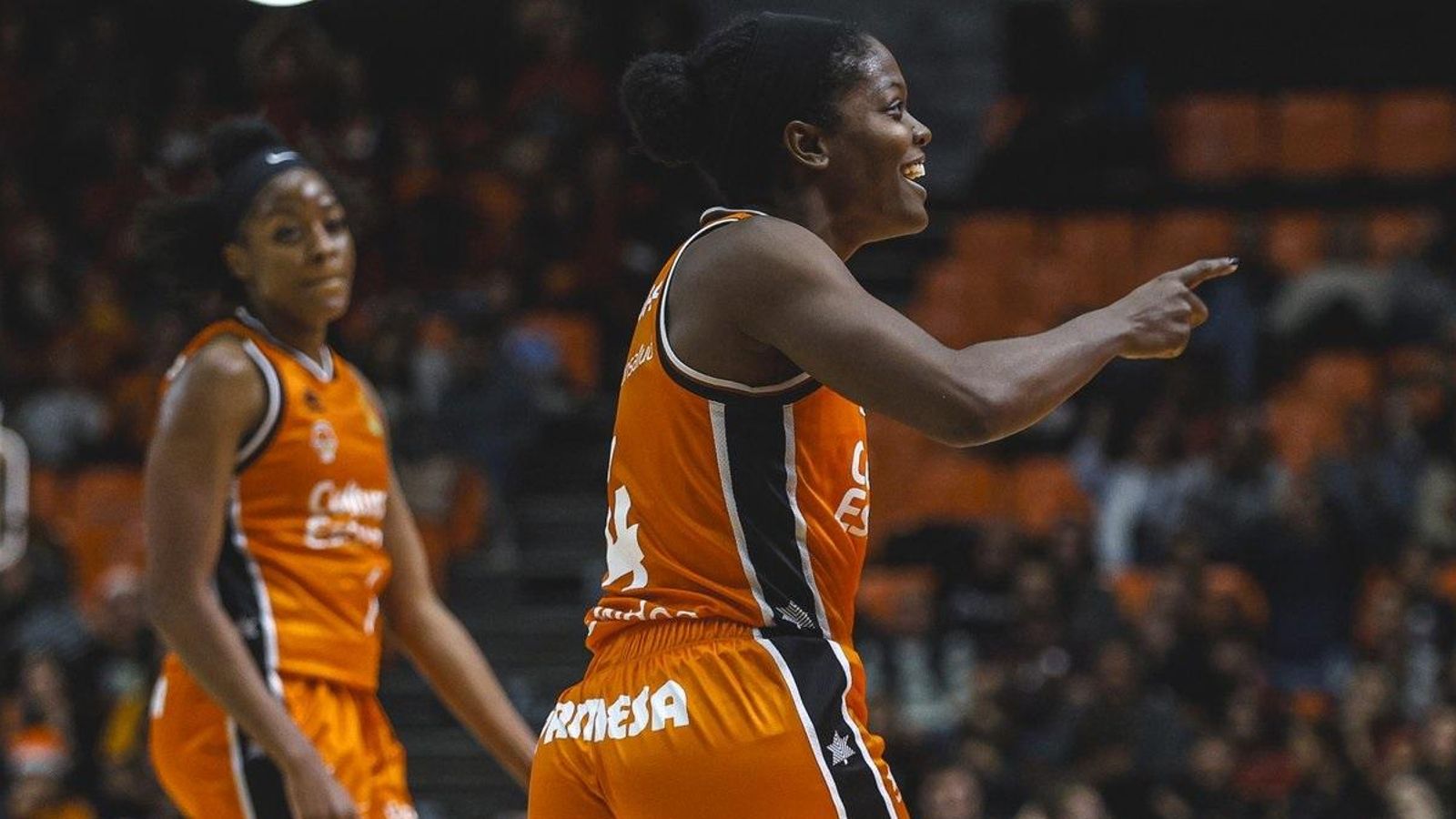 Fingall i Mavunga, durant el partit contra l'IDK Fingall i Mavunga, durant el partit contra l'IDK