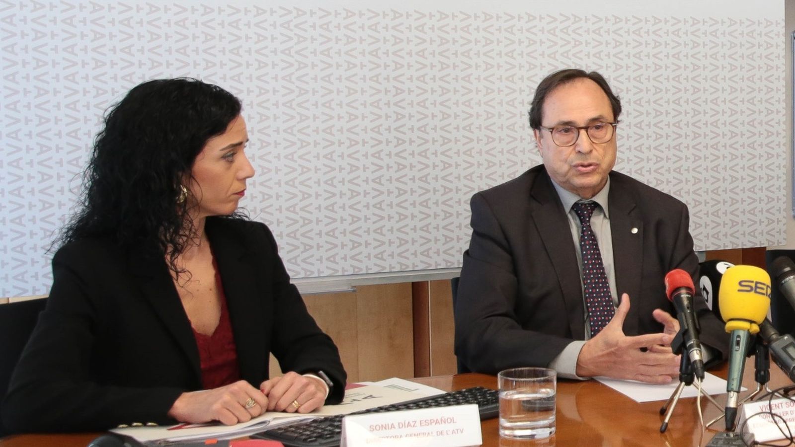 La directora de l'ATV, Sonia Díaz i el conseller d'Hisenda, Vicent Soler