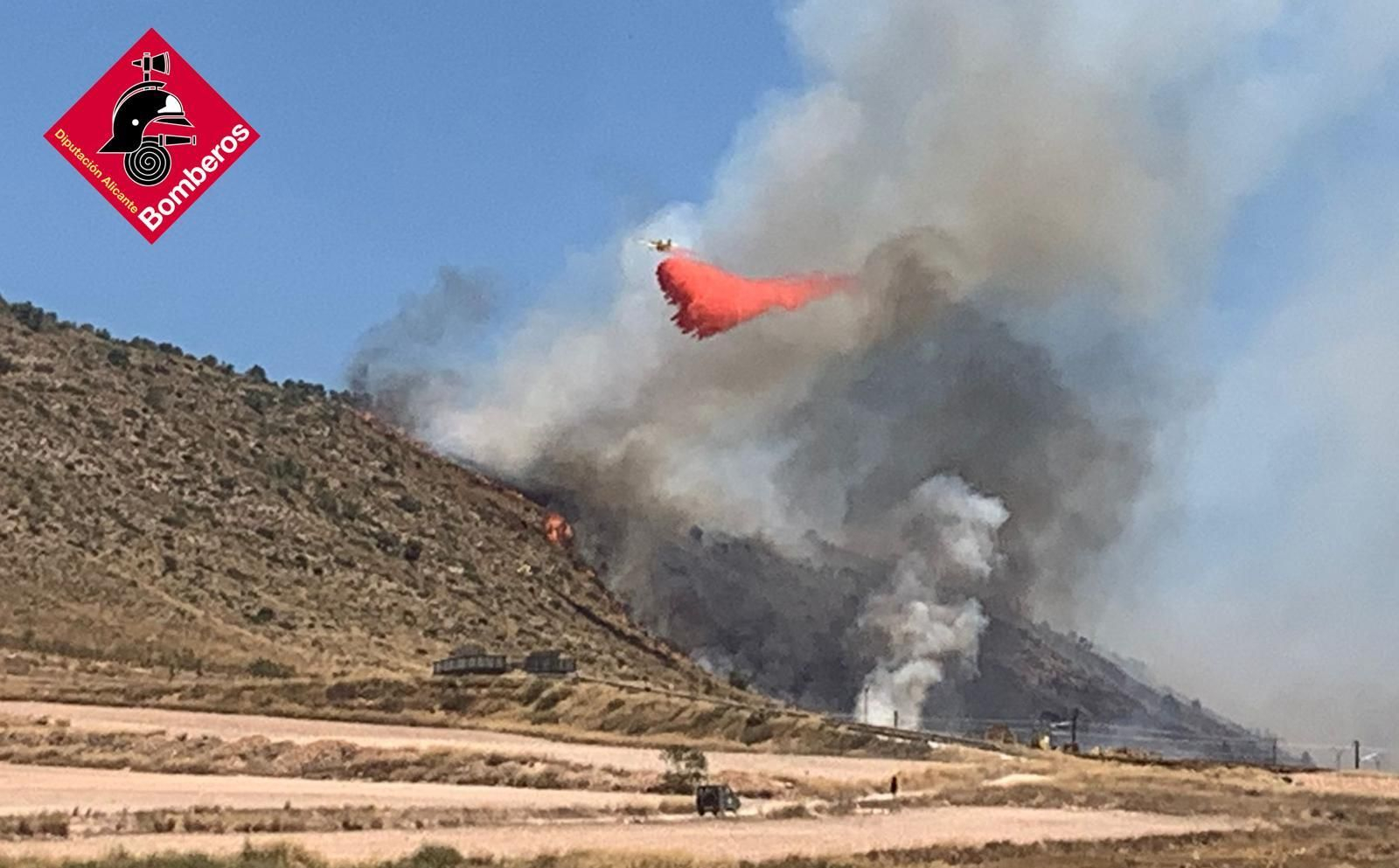 Mitjans aeris treballen en l'incendi forestal declarat este dissabte a Villena