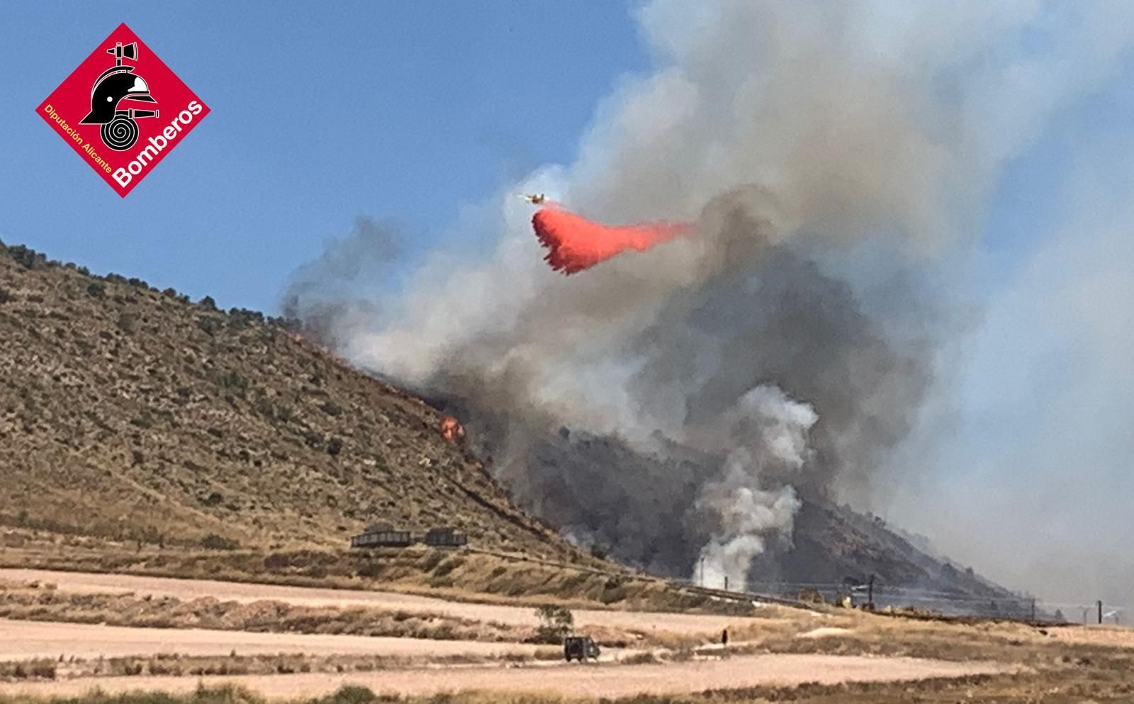 Mitjans aeris treballen en l'incendi forestal declarat este dissabte a Villena
